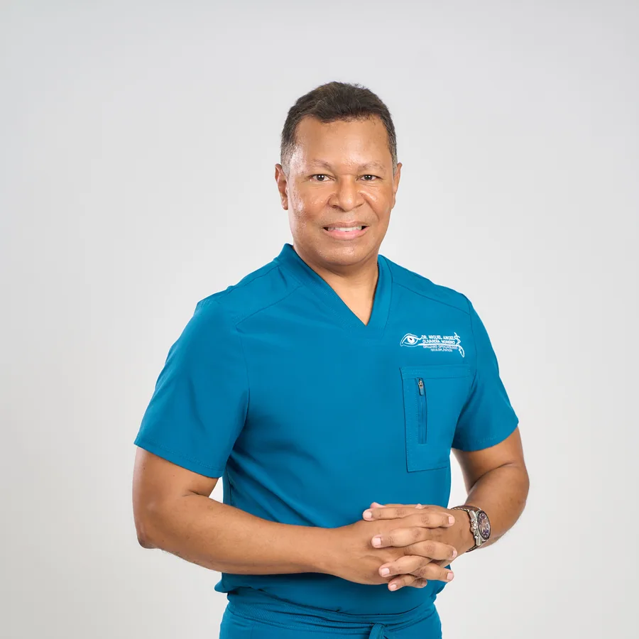 Dr. Miguel Ángel Olivardia Moreno en uniforme quirúrgico